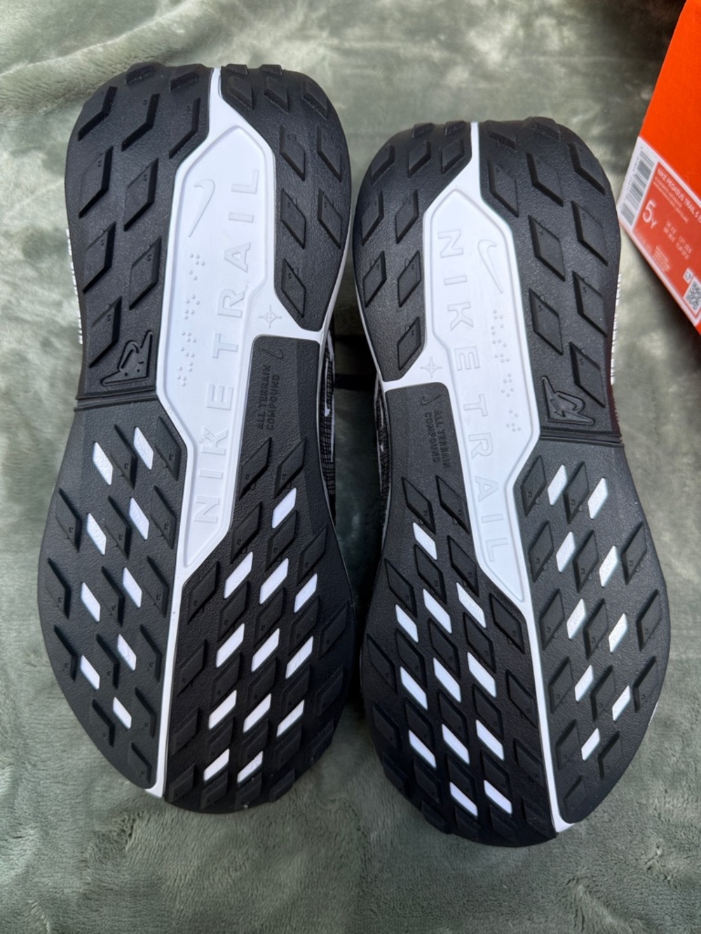 Nike Black and White Trail Running Sneakers - Picture 8 of 8